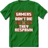 Gamers don't die pixel T-shirt | Neon Rood | Gaming kleding | Grappig game verjaardag cadeau shirt Heren – Dames – Unisex | - Donker Groen - M