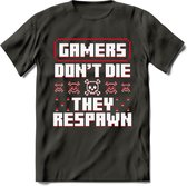 Gamers don't die pixel T-shirt | Rood | Gaming kleding | Grappig game verjaardag cadeau shirt Heren – Dames – Unisex | - Donker Grijs - M