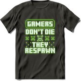 Gamers don't die pixel T-shirt | Neon Groen | Gaming kleding | Grappig game verjaardag cadeau shirt Heren – Dames – Unisex | - Donker Grijs - S