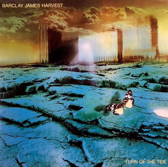 Pochette d'album Barclay James Harvest, Turn Of The Tide, avec un paysage bleu accidenté et un papillon.
