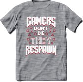 Gamers don't die T-shirt | Rood | Gaming kleding | Grappig game verjaardag cadeau shirt Heren – Dames – Unisex | - Donker Grijs - Gemaleerd - 3XL