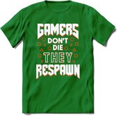 Gamers don't die T-shirt | Oranje | Gaming kleding | Grappig game verjaardag cadeau shirt Heren – Dames – Unisex | - Donker Groen - L