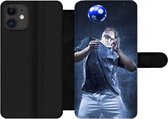 Bookcase Geschikt voor iPhone 12 Pro Max telefoonhoesje - Hooghoudende voetballer - Met vakjes - Wallet case met magneetsluiting