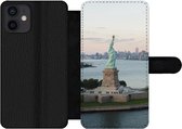 Bookcase Geschikt voor iPhone 12 telefoonhoesje - New York - Vrijheidsbeeld - Amerika - Met vakjes - Wallet case met magneetsluiting