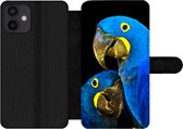 Bookcase Geschikt voor iPhone 12 telefoonhoesje - Papegaai - Vogel - Veren - Blauw - Met vakjes - Wallet case met magneetsluiting