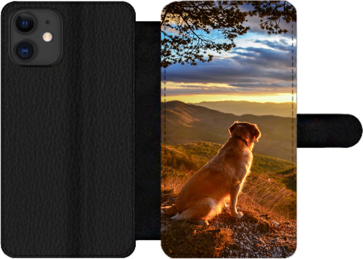 Telefoonhoesje Geschikt voor iPhone 12 Pro Max telefoonhoesje - Een Golden Retriever kijkend naar de zonsondergang - Met vakjes - Wallet case met magneetsluiting