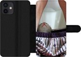 Bookcase Geschikt voor iPhone 12 telefoonhoesje - Kat - Broek - Toilet - Met vakjes - Wallet case met magneetsluiting