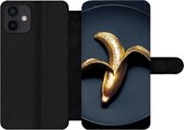 Bookcase Geschikt voor iPhone 12 telefoonhoesje - Gouden banaan op een donkere achtergrond - Met vakjes - Wallet case met magneetsluiting