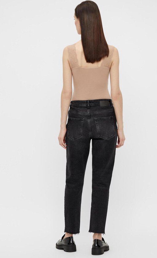Achterkant model in beige hemd met kanten rand, gedragen met zwarte jeans.