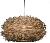 Bruine, gevlochten hanglamp met takken op een witte achtergrond.
