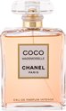 Flesje Coco Mademoiselle Intense Eau de Parfum van Chanel met een perzikkleurige vloeistof en een gouden label.