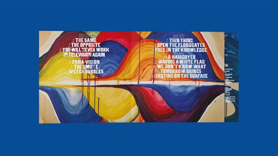 Albumhoes met abstracte, golvende patronen in rood, blauw, geel en oranje, met lijsten van nummers aan de boven- en rechterkant.