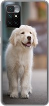 Geschikt voor Xiaomi Redmi 10 hoesje - Een Golden Retriever puppy lopend op de stoep - Siliconen Telefoonhoesje