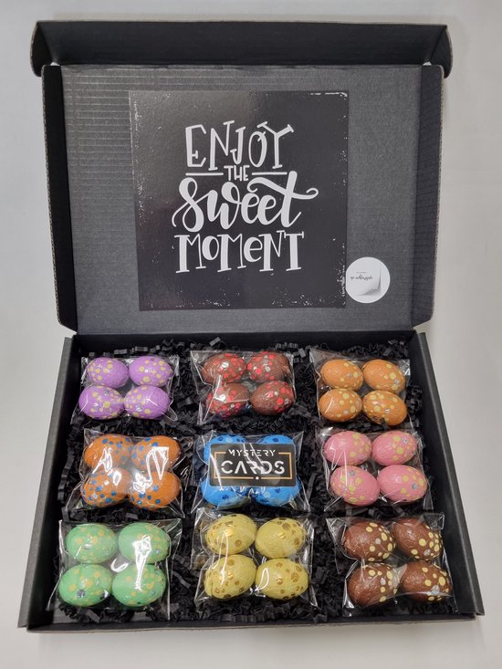 Paaseieren Proeverij Pakket | Box met 9 verschillende smaken paaseieren en Mystery Card 'Enjoy the Sweet Moment' met geheime boodschap + PaasProeverij Scorekaart | Verrassingsbox Pasen | Cadeaubox | Relatiegeschenk | Chocoladecadeau