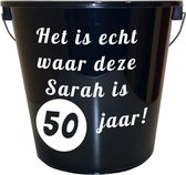 Emmer - 5 liter - zwart - met tekst: Het is echt waar deze Sarah is 50 jaar – Cadeau – Geschenk – Gift – Kado – Surprise