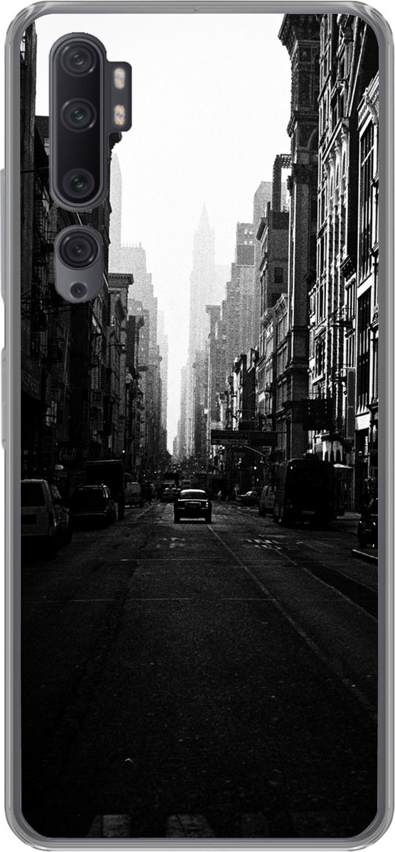 Telefoonhoesje Geschikt voor Xiaomi Mi Note 10 hoesje - Auto rijdt door een rustige straat in New York in zwart-wit - Siliconen Telefoonhoesje Telefoonhoesje