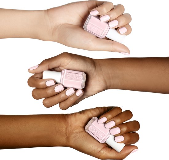 Drie handen met verschillende huidtinten, elk met een lichte roze Essie nagellak.