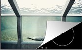 KitchenYeah® Inductie beschermer 81.2x52 cm - Zeehond in aquarium - Kookplaataccessoires - Afdekplaat voor kookplaat - Inductiebeschermer - Inductiemat - Inductieplaat mat