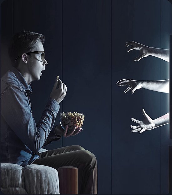 Man kijkt een enge film met een 3D-bril en eet popcorn, bang voor wat hij ziet.