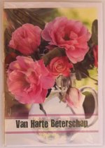Van harte beterschap! Een bloemenvaas gevuld met water waar mooie roze rozen in staan. Een dubbele wenskaart inclusief envelop en in folie verpakt.