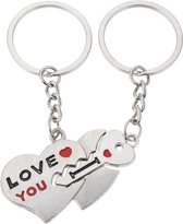 Een zilverkleurige metalen sleutelhanger 'I Love You' die in elkaar past! Een leuke sleutelhanger die uit twee sleutelhangers bestaat. Leuk om op de slaapkamer of ergens anders in