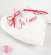 Hartvormig ringkussentje wit met roze tekst Je t'Aime en 2 lintjes - trouwring - trouwen - bruiloft - huwelijk
