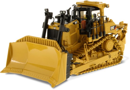 Gele CAT D9T bulldozer met schuifblad, getoond op zwarte achtergrond.