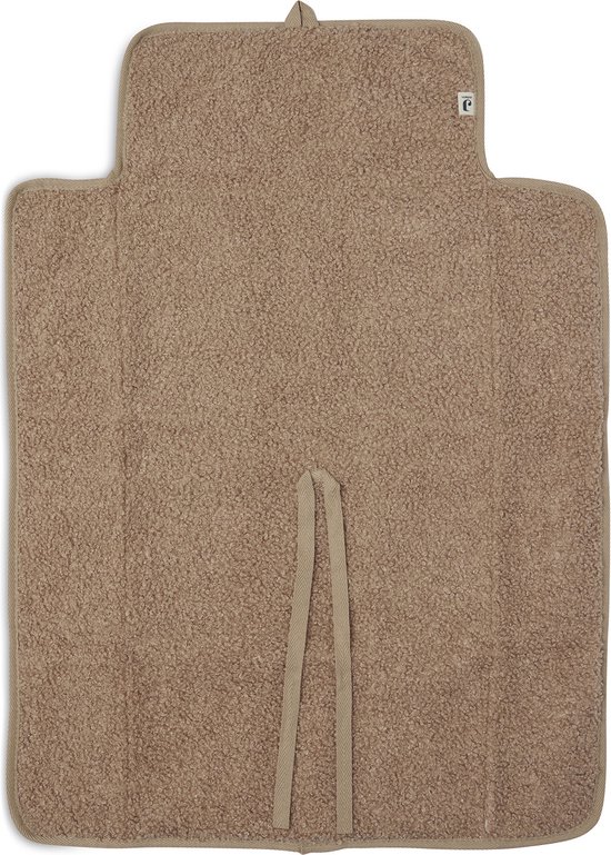 Uitgevouwen bruin, teddy-achtig verschoningsmatje met beige rand en striklintjes.