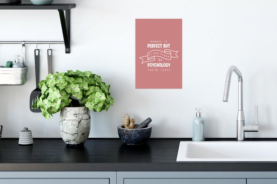Poster 'Nobody is perfect but if you study psychology you're close' op roze achtergrond, in een keuken.