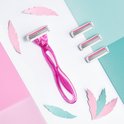 Rasoir rose vif avec trois cartouches de recharge sur fond blanc et pastel.