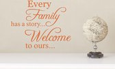 Stickerheld - Muursticker "Every family has a story... Welcome to ours..." Quote - Woonkamer - inspirerend - Engelse Teksten - Mat Oranje - 55x69.1cm