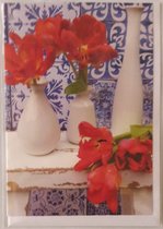 Een blanco kaart met drie witte vazen waar bloemen in staan. Een handige gelegenheidskaart om bij een cadeau te geven of om zo te geven aan iemand. Een dubbele wenskaart inclusief envelop en in folie verpakt.