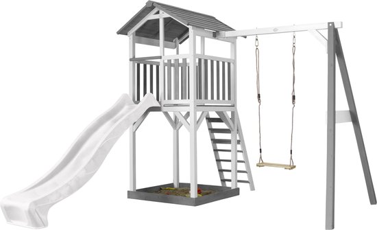 Houten speelhuis met grijze en witte kleuren, witte glijbaan, zandbak en schommel.