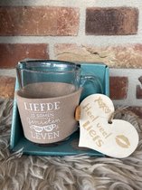 Theeglas inclusief houten hartje met tekst Liefde is samen genieten van het leven -vriendschap - valentijnsdag
