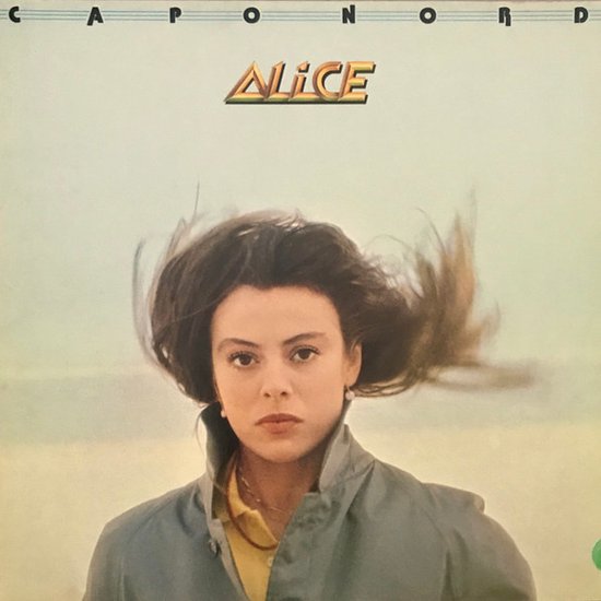 Portret van Alice met haar haar wapperend in de wind. ALICE logo.