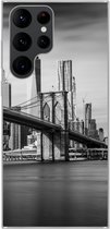 Geschikt voor Samsung Galaxy S22 Ultra hoesje - Architectuur - New York - Brooklyn Bridge - Water - Zwart wit - Siliconen Telefoonhoesje