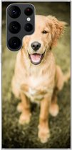 Geschikt voor Samsung Galaxy S22 Ultra hoesje - Een portret van een Golden Retriever puppy in de tuin - Siliconen Telefoonhoesje