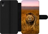 Bookcase Geschikt voor iPhone XR telefoonhoesje - Leeuw - Savanne - Gras - Met vakjes - Wallet case met magneetsluiting