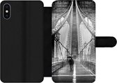 Bookcase Geschikt voor iPhone XS telefoonhoesje - Brooklyn brug tijdens de regen in zwart-wit - Met vakjes - Wallet case met magneetsluiting