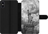 Bookcase Geschikt voor iPhone XS telefoonhoesje - Vrijheidsbeeld in New York op een bewolkte dag in zwart-wit - Met vakjes - Wallet case met magneetsluiting