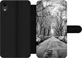 Bookcase Geschikt voor iPhone XR telefoonhoesje - Geparkeerde auto's in New York - zwart-wit - Met vakjes - Wallet case met magneetsluiting