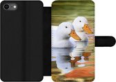 Bookcase Geschikt voor iPhone 7 telefoonhoesje - Eenden - Water - Reflectie - Familie - Met vakjes - Wallet case met magneetsluiting
