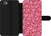 Bookcase Geschikt voor iPhone 8 telefoonhoesje - Een illustratie van behang met rode hartjes - Met vakjes - Wallet case met magneetsluiting