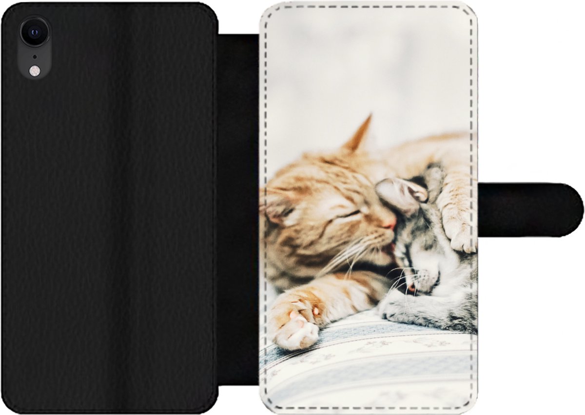 Telefoonhoesje Geschikt voor iPhone XR telefoonhoesje - Katten - Bank - Woonkamer - Met vakjes - Wallet case met magneetsluiting