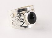 Opengewerkte zilveren ring met onyx - maat 17