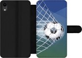 Bookcase Geschikt voor iPhone XR telefoonhoesje - Een illustratie van een voetbal in het net -Jongens - Meisjes - Kinderen - Met vakjes - Wallet case met magneetsluiting