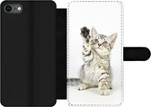 Bookcase Geschikt voor iPhone 8 telefoonhoesje - Kitten - Poot - Wit - Meisjes - Kinderen - Jongens - Kind - Met vakjes - Wallet case met magneetsluiting