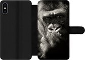 Bookcase Geschikt voor iPhone XS Max telefoonhoesje - Gorilla op zwarte achtergrond in zwart-wit - Met vakjes - Wallet case met magneetsluiting