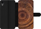 Bookcase Geschikt voor iPhone XR telefoonhoesje - Cirkel - Hout - Ringen - Met vakjes - Wallet case met magneetsluiting