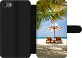 Bookcase Geschikt voor iPhone 7 telefoonhoesje - Strandstoel - Parasol - Palmboom - Met vakjes - Wallet case met magneetsluiting